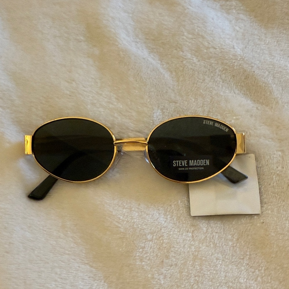 NWT Steve Madden Gold Sunglasses with case